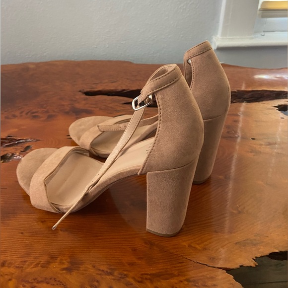 Nude Heels - Picture 2 of 3